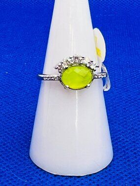 Ring Bomb Party Ring, Size 7, NWOT, green stone, silver color band